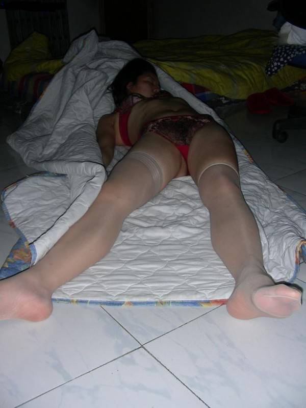 Cewek abg kuliahan sedang telanjang sedang mabuk dan tidur dengan keadaan telanjang nampak memek lower